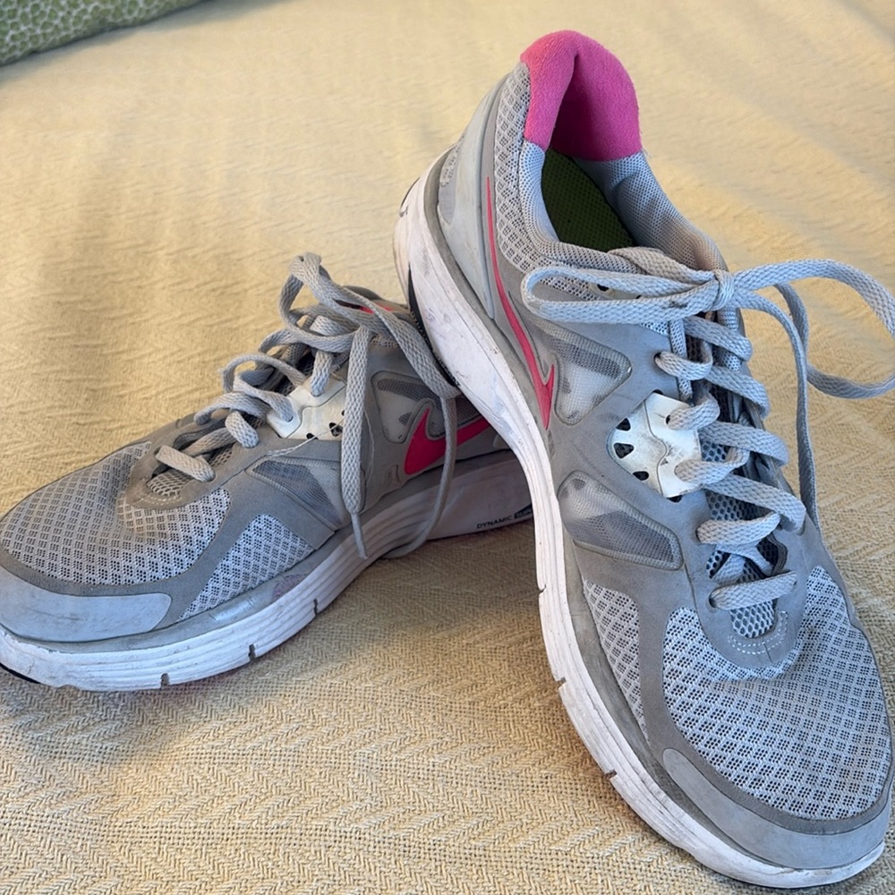 Nike size 9 Lunarlon dynamic support pink and gray running shoe